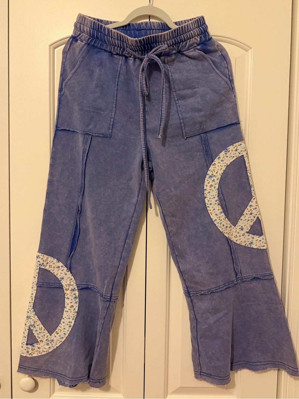 Sage + Fig Peace Patch Cargo Wide-Leg Pants - Picture 3 of 4